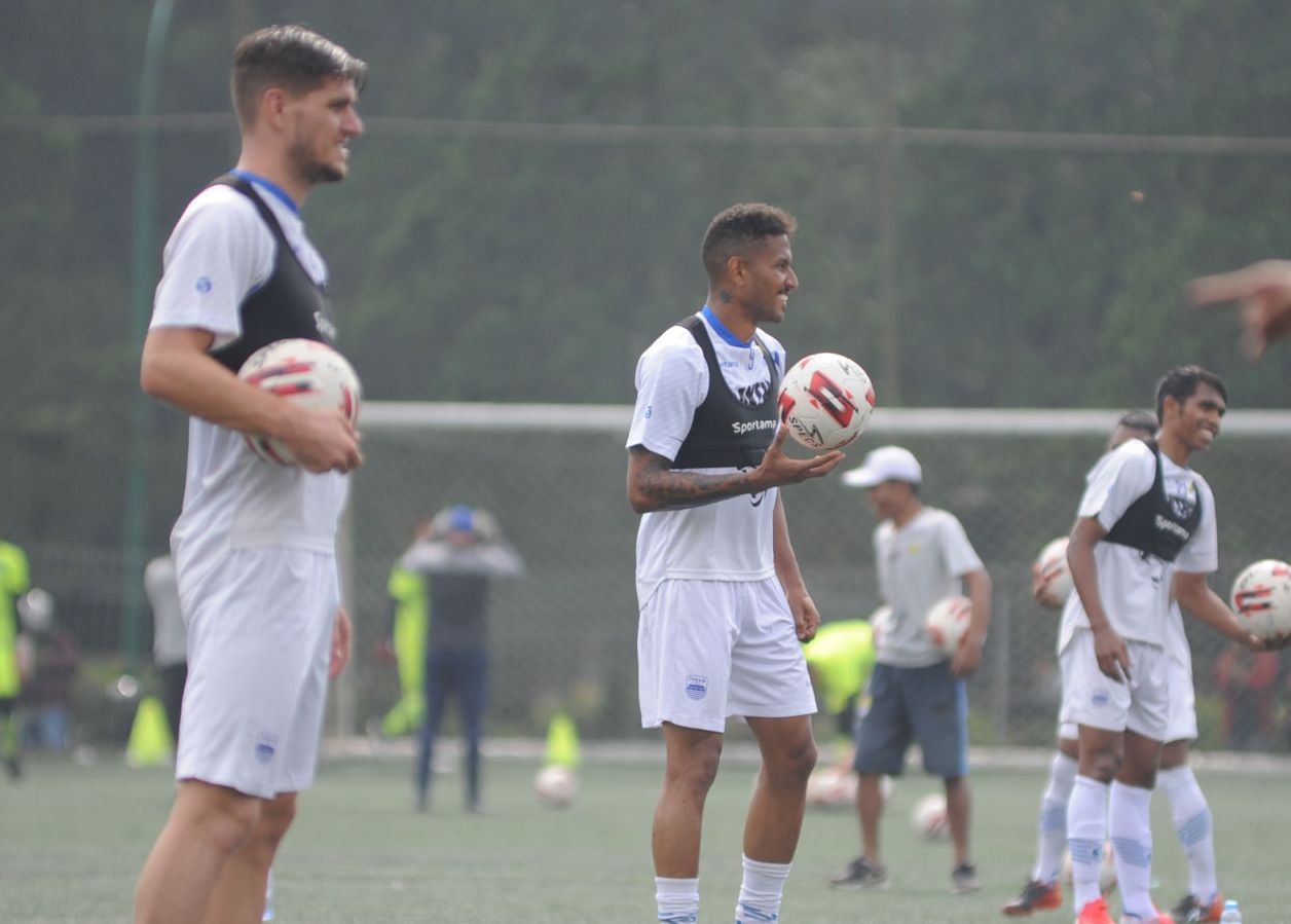 Nick Kuippers saat menjalani sesi latihan bersama skuat Persib Bandung, belum lama ini. (Foto: Asep Awaludin/dara.co.id)