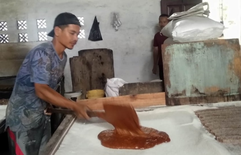 Seorang pekerja tengah mengolah bahan permen jahe produksi UMKM AF Special di Jalan Prana, Babakanjampang, RT 02/RW 18, Kelurahan Cisarua, Kecamatan Cikole, Kota Sukabumi. (Foto: Riri Satiri/dara.co.id)