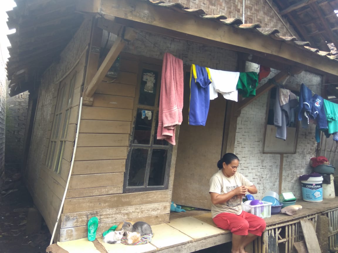 Kondisi rumah Rohayati yang nyaris ambruk di Kampung Kepuh, RT 2/RW 11, Desa/Kecamatan Padalarang, KBB, Jawa Barat. (Foto: Muhammad Zein/dara.co.id)