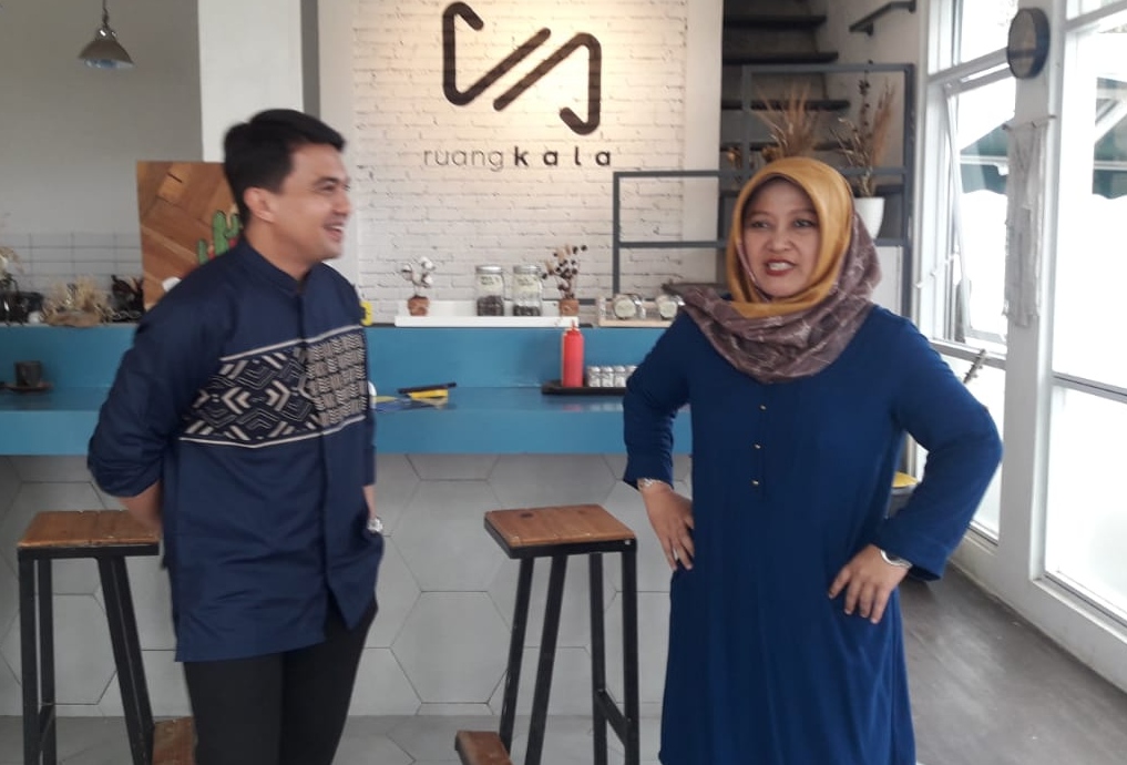 Kurnia Agustina Naser dan Sahrul Gunawan saat bertemu di salah satu kafe di Kabupaten Bandung, Jawa Barat, Sabtu (7/3/2020). (Foto: Istimewa)