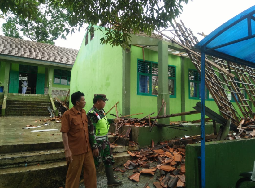 Atap SMPN Gunungguruh Ambruk. Warga minta segera diperbaiki (Foto: Riri/dara.co.id)