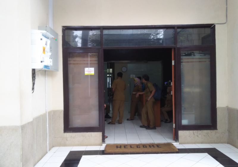 Kantor BKAD Kabupaten Bandung yang selalu dipasang keset Welcome (Foto: Fattah/dara.co.id)