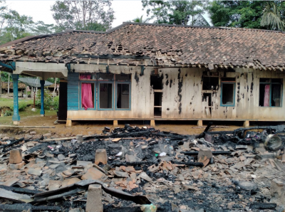 Sebuah rumah panggung rata tanah dilumat si jago merah (foto: Riri/dara.co.id)