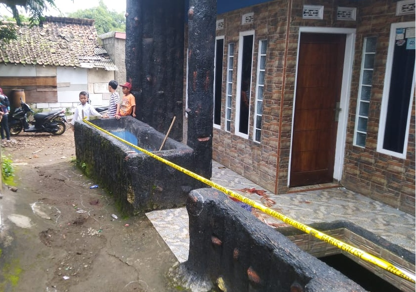 Garis polisi dipasang di rumah korban penganiayaan di Kampung Cisaat, Desa Jelegong, Kecamatan Kutawaringin, Kabupaten Bandung, Jawa Barat, Senin (2/3/2020) pagi. (Foto: Muhammad Zein/dara.co.id)