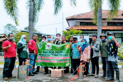 Praktisi Kedaulatan Pangan dan Penyuluh (PKPP) Indonesia saat lakukan penyemprotan (Foto: istimewa)