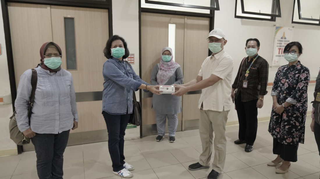 Pemerintah Provinsi  Jawa Barat  memulai tes masif COVID-19 di Jabar pada Rabu (25/3/20). Hari pertama tersebut berupa Rapid Diagnostic Test (RDT) COVID-19 bagi kurang lebih 300 tenaga kesehatan (nakes) dan karyawan Rumah Sakit Umum Pusat (RSUP) Dr. Hasan Sadikin atau RSHS Bandung (Foto: Humas Pemprov Jabar)