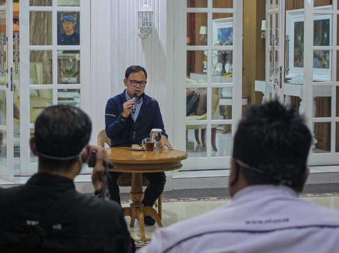 Wali Kota Bogor, Bima Arya memberikan keterangan pers di rumahnya di Kelurahan Katulampa, Kecamatan Bogor Timur, Kota Bogor, Jawa Barat, Senin (16/3/2020) lalu seusai pulang dari perjalanan dinas ke Azerbaijan. (Foto: Humas Pemkot Bogor)