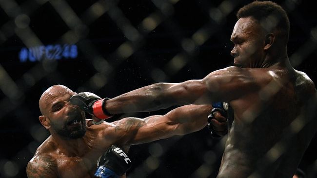 
Yoel Romero kalah angka dari Israel Adesanya. (Foto : AFP/CNN Indonesia)
