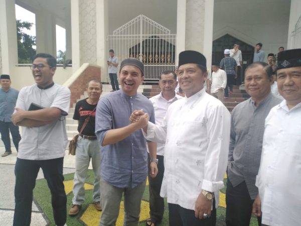 
Sahrul Gunawan bersalaman dengan Bupati Bandung Dadang M Naser, usai salat Jumat di Masjid Al Fathu Soreang, Jumat (6/3/2). (Foto : istimewa)