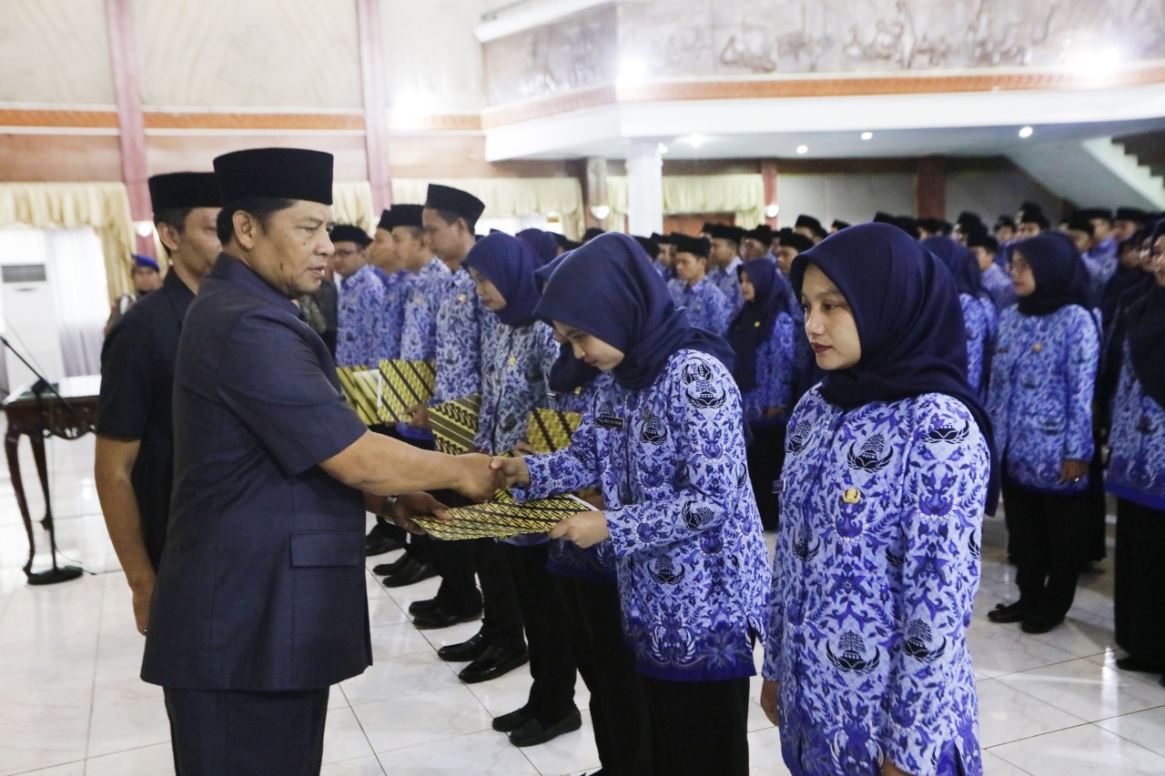 
Bupati Bandung H. Dadang M. Naser memberikan selamat kepada 
478 PNS, usai pelantikan dan pengambilan sumpah yang berlangsung di Gedung Dewi Sartika Soreang tersebut, Kamis (5/3/2020). (Foto : Humas Pemkab. Bandung) 
