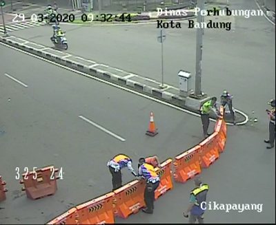Petugas Dishub Kita Bandung menutup ruas jalan Cikapayang. (Foto : istimewa)