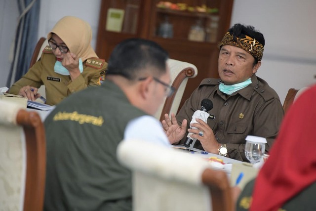 Bupati Bandung H. Dadang M Naser menjelasan perkembangan wabah virus corona dalam rapat koordinasi dengan Gubernur Jawa Barat, Ridwan Kamil di Gedung Pakuan, Jln. Otista, Bandung, Senin (23/3/2020). (Foto : Humas Kab. Bandung)
