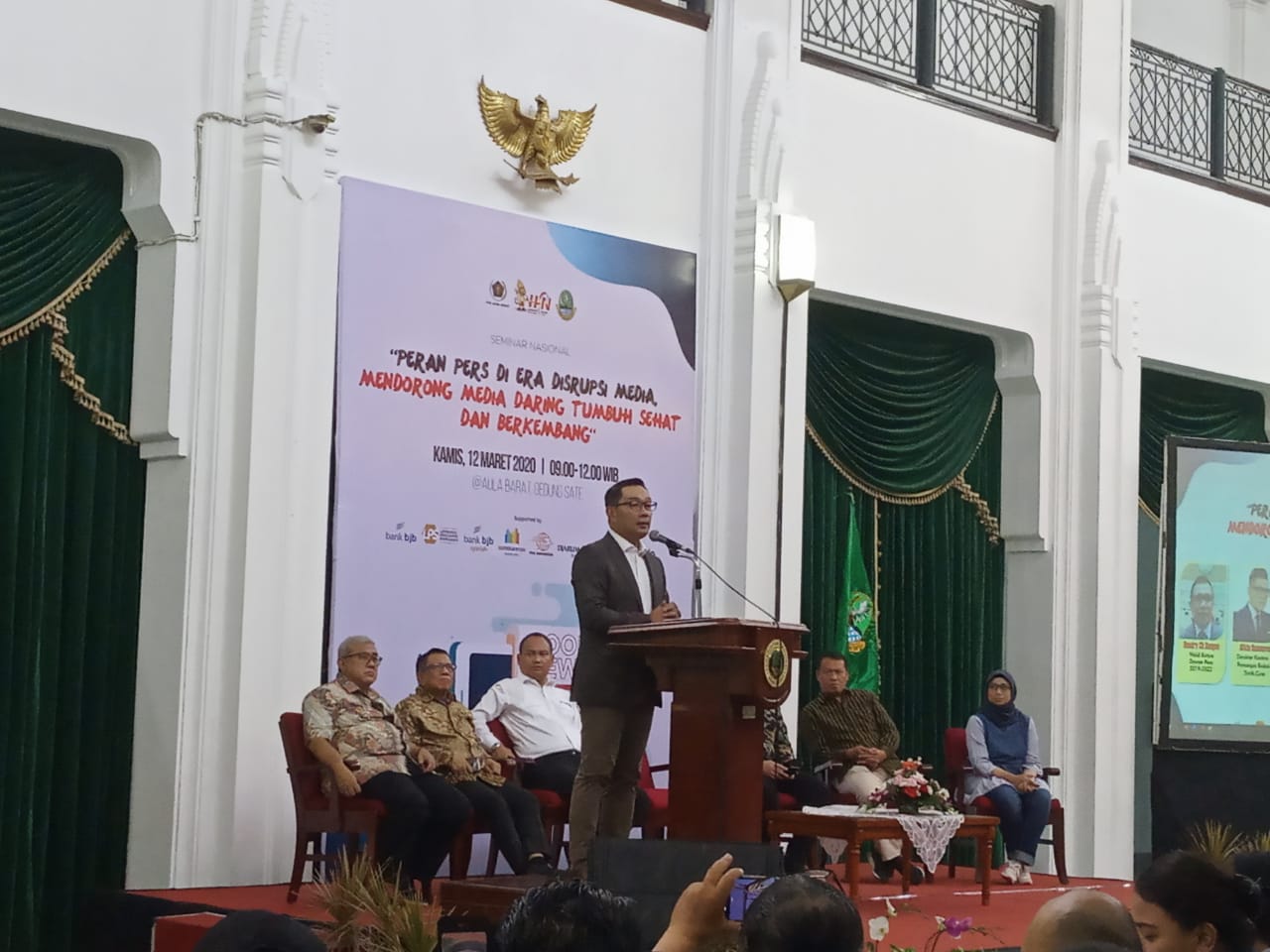 
Gubernur Jawa Barat Ridwan Kamil membuka Seminar PWI di Aula Timur Gedung Sate, Jalan Diponegoro, Bandung Kamis (12/3/2020). (Foto : Ardian Resco/dara.co.id)
