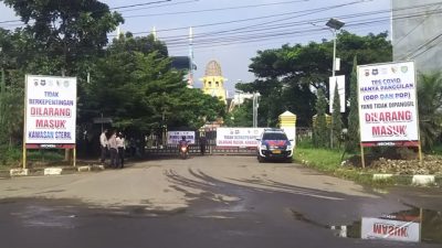 Lokasi Rapid test Covid-19 di Stadion si Jalak Harupat, Kabupaten Bandung, Jawa Barat, Sabtu (28/3/2020) mendapat penjagaan ketat dari aparat kepolisian dan Satpol PP. (Foto : agus fatah/dara.co.id)
