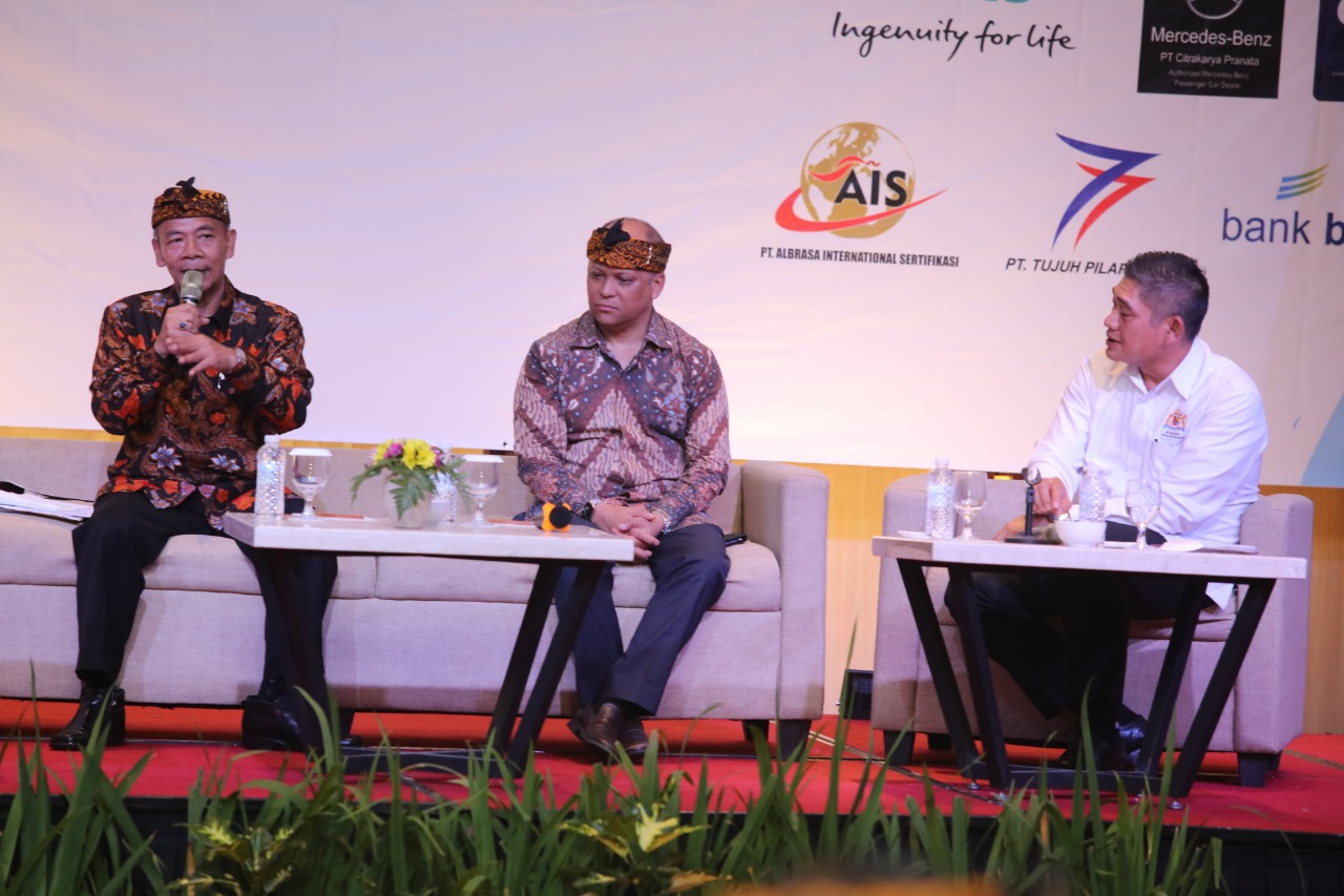 
Sekretaris Daerah (Sekda) Kabupaten Bandung H. Teddy Kusdiana berdiskusiPada acara Pelantikan Pengurus Kamar Dagang dan Industri (Kadin) Periode 2019 – 2024 yang berlangsung di Grand Sunshine Resort Soreang,Jumat  (28/2/2020). Foto : M. Zein/dara.co.id

