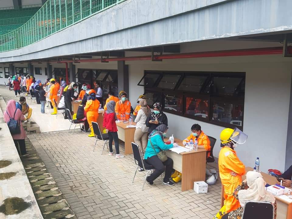 Sedikitnya 365 tenaga medis di Bekasi mengikuti rapid test Covid-19 di Stadion Patriot Candrabaga, Rabu (25/3/2020). (Foto : istimewa)