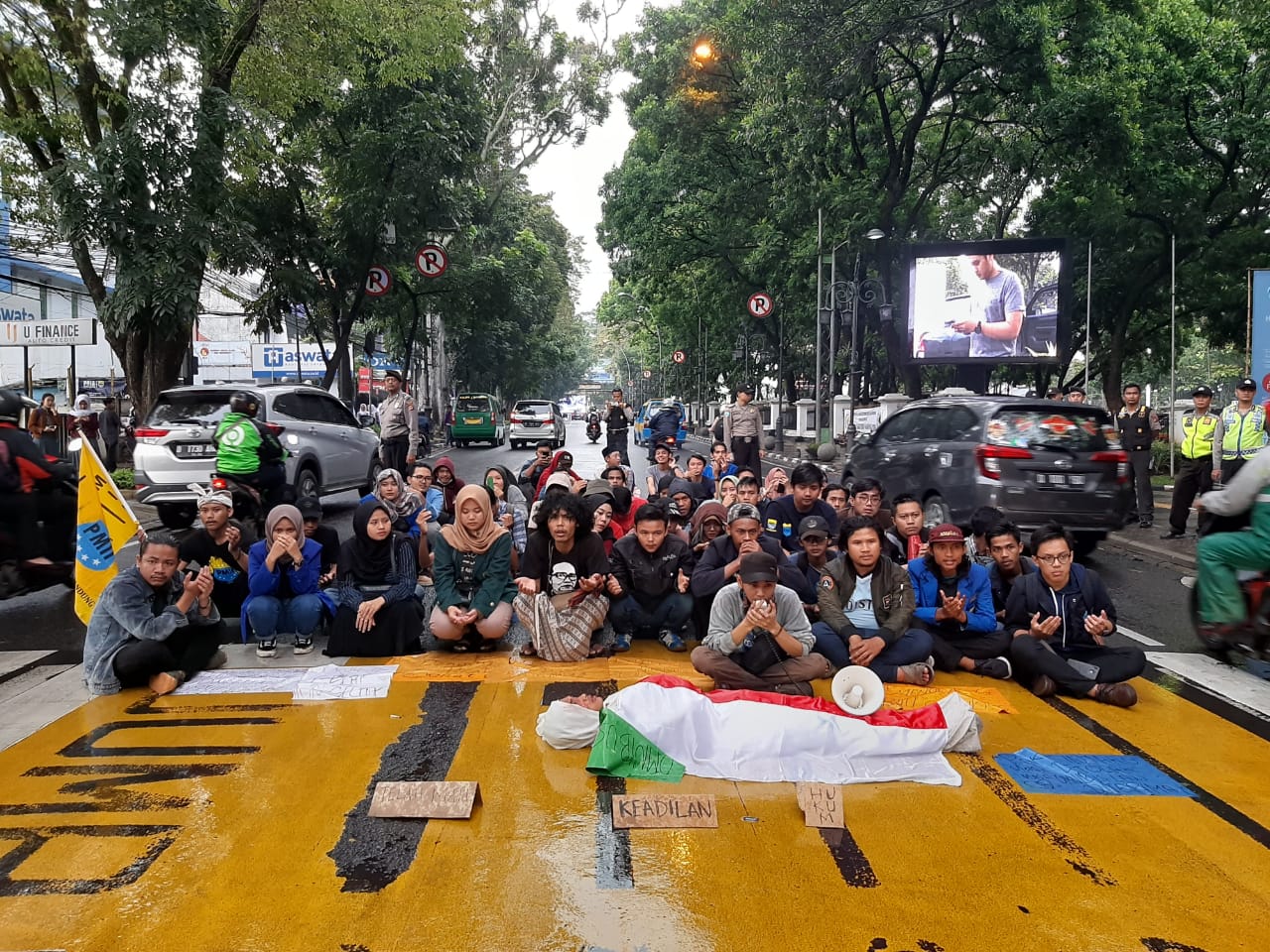 Puluhan mahasiswa dari berbagai kampus di Kota Bandung, yang tergabung dalam Pergerakan Mahasiswa Islam Indonesia (PMII) menggalang aksi tolak Omnibus Law di Jalan Merdeka, Balai Kota Bandung, Jumat (28/2/2020). (Foto : asepawalaudin/dara.co.id)