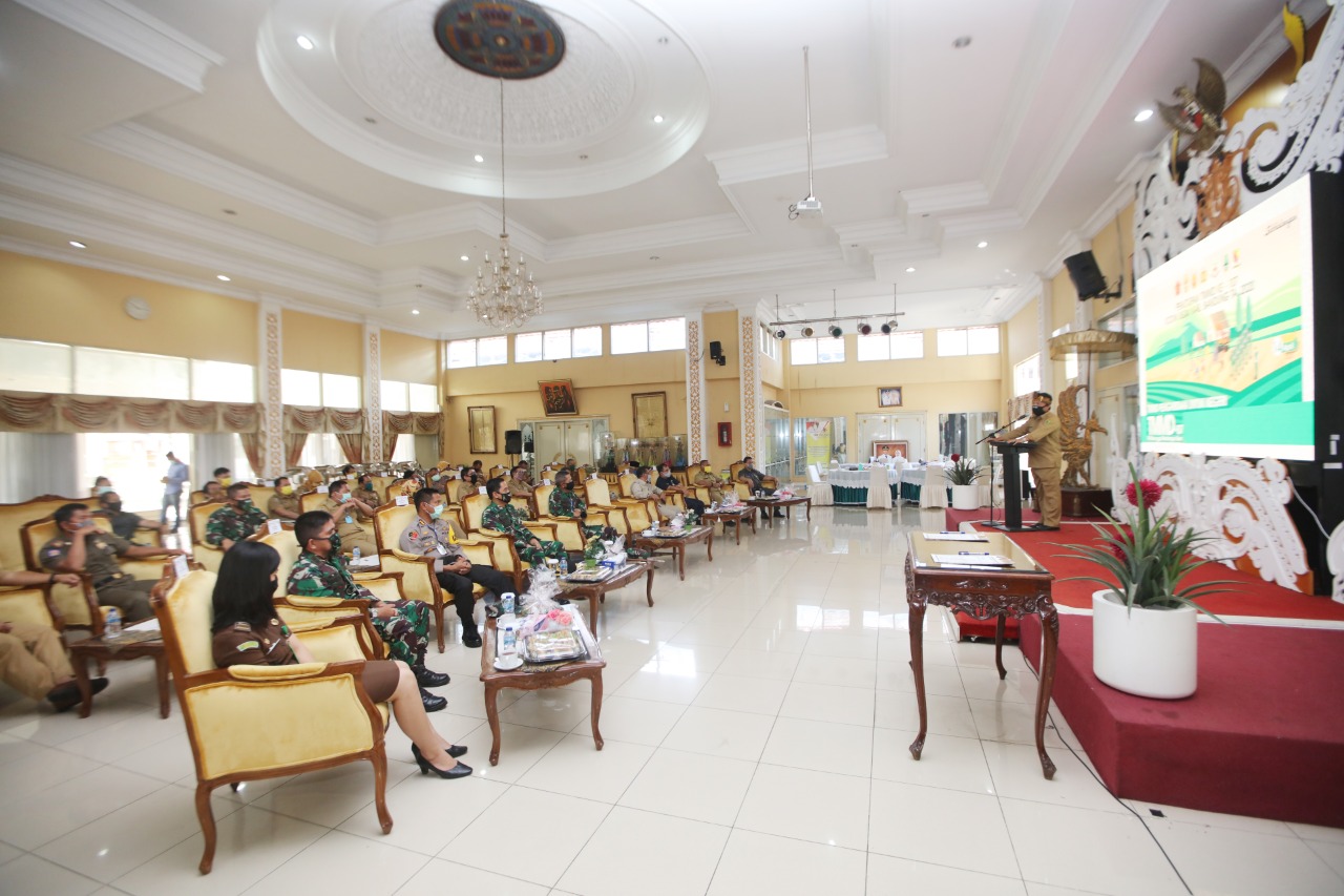 Bupati Bandung, H. Dadang M. Naser saat memberiikan arahan pada acara penutupan TMMD ke 107 di Rumah Jabatannya, Soreang, Kabupaten Bandung, Jawa Barat, Selasa (14/4/2020). (Foto: Humas Setda Kabupaten Bandung)