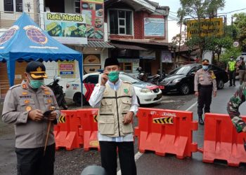 Walikota Sukabumi Achmad Fami memantau penyekat jalur di Kota Sukabumi (Foto : Riri/dara.co.id)