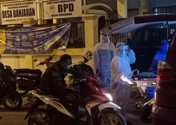 Sejumlah petugas saat akan menjemut seorang PDP yang kabur dari RS Al Ihsan Baleendah, Kabupaten Bandung, Jawa Barat, ke rumahnya di Desa/Kecamatan Banjaran, Kabupaten Bandung, Rabu (29/4/2020) malam. (Foto: Istimewa)