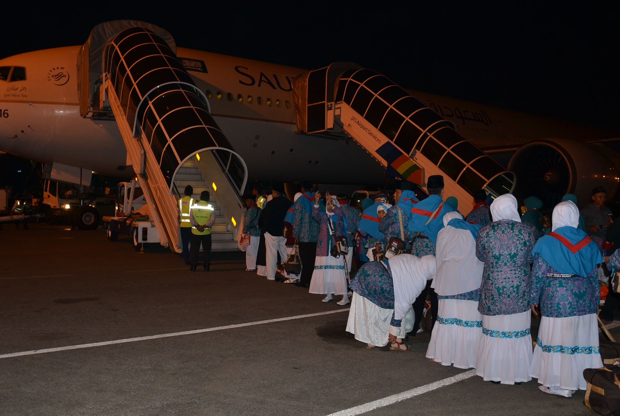 Suasana keberangkatan jamaah haji Jawa Barat di Bandara Soekarno Hatta, pada musim haji tahun 2019 lalu. (Foto: Dok. Asep Awaludin/dara.co.id)

