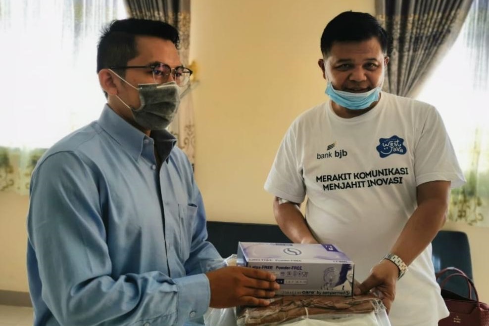 Ketua Ardin KBB, Abdul Rohman Nasution menyerahkan bantuan APD untuk 32 Puskesmas kepada Bupati Bandung Barat, Aa Umbara Sutisna di kediamannya di Lembang, Rabu (22/4/2020). (Foto: Heni Suhaeni/dara.co.id)