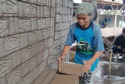 Siti Rohilah saat melakukan pekerjaannya membuat batako. (Foto: Angga Purwanda/dara.co.id)