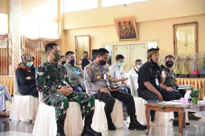 Satuan Gugus Tugas Percepatan Penanganan Coronavirus Disease 2019 (Covid-19) Kabupaten Bandung menyimak arahan Gubernur Jawa Barat Ridwan Kamil melalui video conference (vidcon) di rumah jabatan bupati, Soreang, Sabtu (25/04/2020). (Foto : Humas Pemkab Bandung)