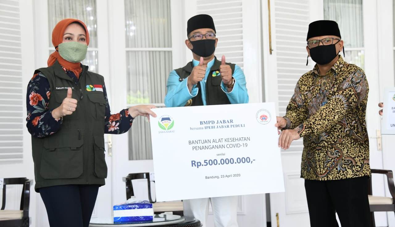 Gubernur Jawa Barat, Ridwan Kamil dan Atalia Praratya Kamil menerima langsung bantuan Covid-19, Kamis (23/4/2020). (Foto: Humas Pemprov Jabar) 