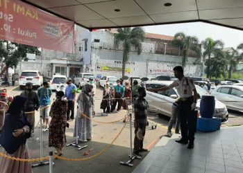 Supermarket dibanjiri pembeli di Cimahi. Menurut petugas parkir baru dua hari saga mulai ramai dan banyak pengunjung. Mungkin karena mau menjelang bulan puasa atau mau diadakannya PSBB. (Foto: Prasetyo/dara.co.id)