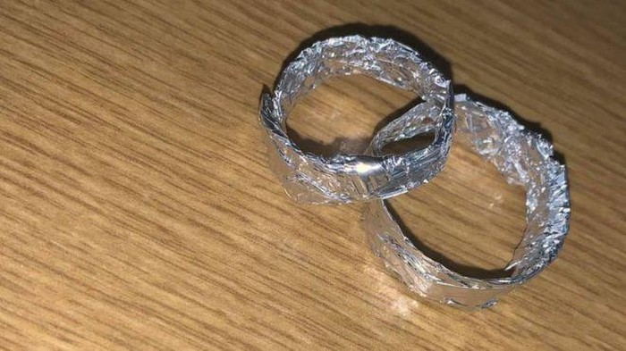Cincin pernikahan dari aluminium foil. (Foto: BBC/detikcom)