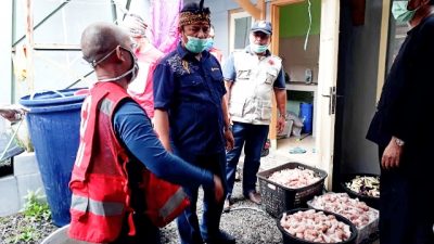 Bupati Bandung H. Dadang M. Naser bersama Kepala Pelaksana BPBD, Ahkmad Johara meninjau 
meninjau kesiagaan dapur umum lapangan (dumlap) di Kecamatan Bojongsoang, Minggu (5/4/2020). (Foto : Humas Kab. Bandung)
