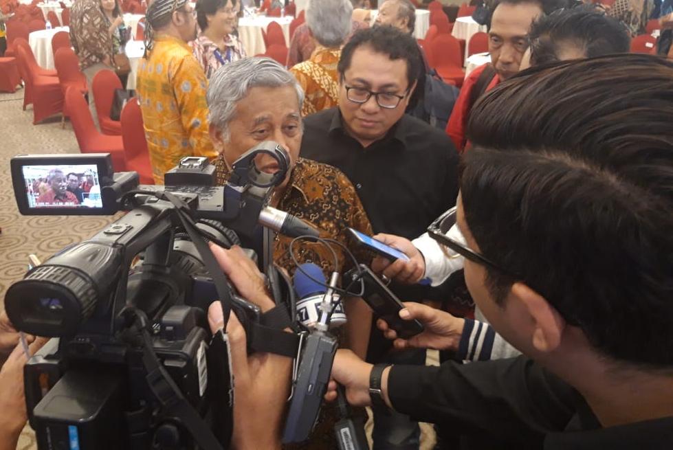 Ketua Dewan Pers M Nuh dan Ketua Umum SMSI Pusat Firdaus saat di wawancara  wartawan terkait rencana pemerinrah dan DPR RI yang akan melanjutkan pembahasan Rancangan Kitab Undang-Undang Hukum Pidana (RUU KUHP) dalam rapat kerja di tengah pandemi Covid-19 sekarang ini, belum lama ini. (Foto : Dewan Pers)