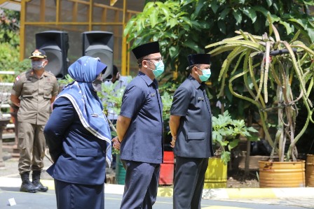 Bupati Bandung H. Dadang M. Naser melantik dan mengangkat sumpah tiga pejabat di Lingkungan Pemerintah Kabupaten (Pemkab) Bandung, di Halaman rumah dinas, Komplek Pemkab Bandung, Rabu (1/4/2020). (Foto : Humas Kab. Bandung)