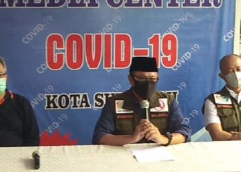 Wali Kota Sukabumi Achmad Fahmi,  saat memberi keterangan pers di Media Centre Penanganan Covid 19 Dinas, Kesehatan Kota Sukabumi. Jum'at (10/04/2020). (Foto : riri/dara.co.id)