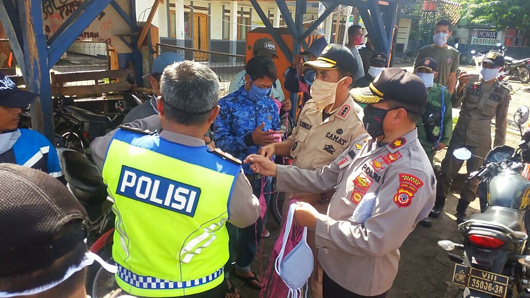 CAMAT Nagreg Kabupaten Bandung, Jawa Barat H. Wawan Setiawan dam unsur Muspika sedang membagiikan masker kepada warga. (Foto : radarnusantaranews)
