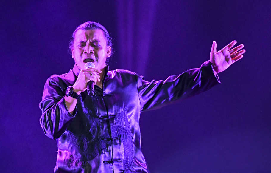 Penyanyi Didi Kempot  tampil membawakan sejumlah lagu hits-nya pada hari pertama Synchronize Fest 2019 di Gambir Expo, Kemayoran, Jakarta, Jumat (4/10/2019). (Foto: Antara/Muhammad Adimaja/aww)