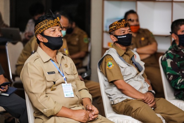 Bupati Bandung H. Dadang M. Naser dan Sekda Tedi Kusdiana saat mengikuti Teleconference Evaluasi PSBB antara Pemerintah Provinsi (Pemprov) Jawa Barat (Jabar) bersama kabupaten kota se Jabar di Bale Riung Soreang, Selasa (5/5/2020). (Foto : Humas Pemkab Bandung)