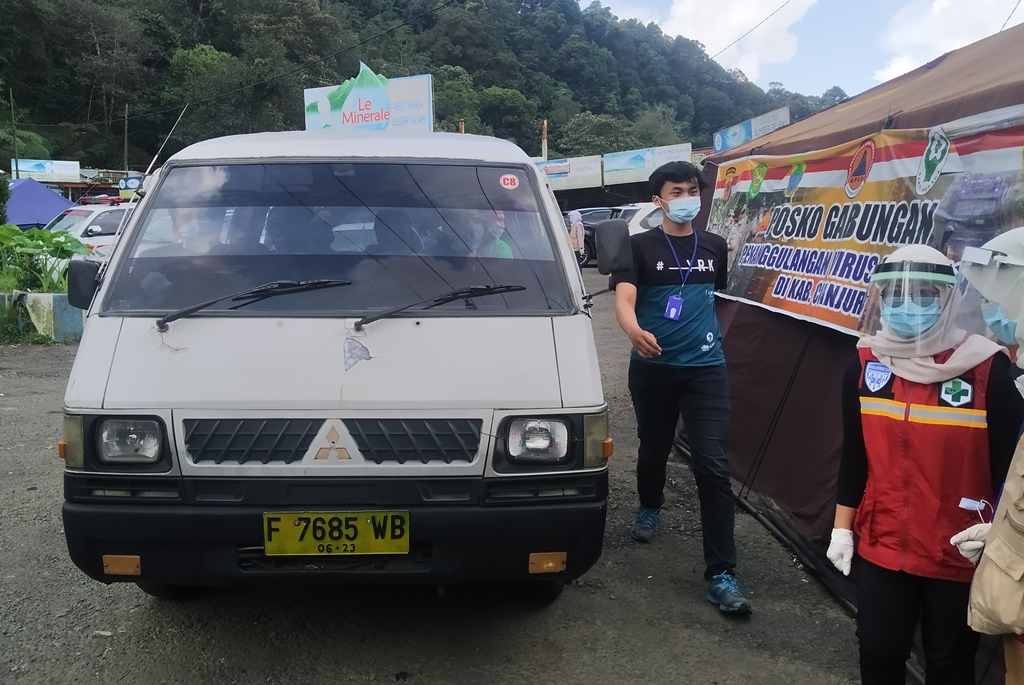 Angkutan umum yang diberhentikan petugas gabungan Petugas gabungan di pos check point 1 Seger Alam, Ciloto, Cipanas, Kabupaten Cianjur, Jawa Barat. (Foto: Angga Purwanda/dara.co.id)