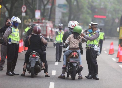Sejumlah anggota kepolisian memberhentikan pengendara yang berboncengan saat pelaksanaan PSBB di Kota Bandung, beberapa waktu lalu. (Foto: Asep Awaludin/dara.co.id)