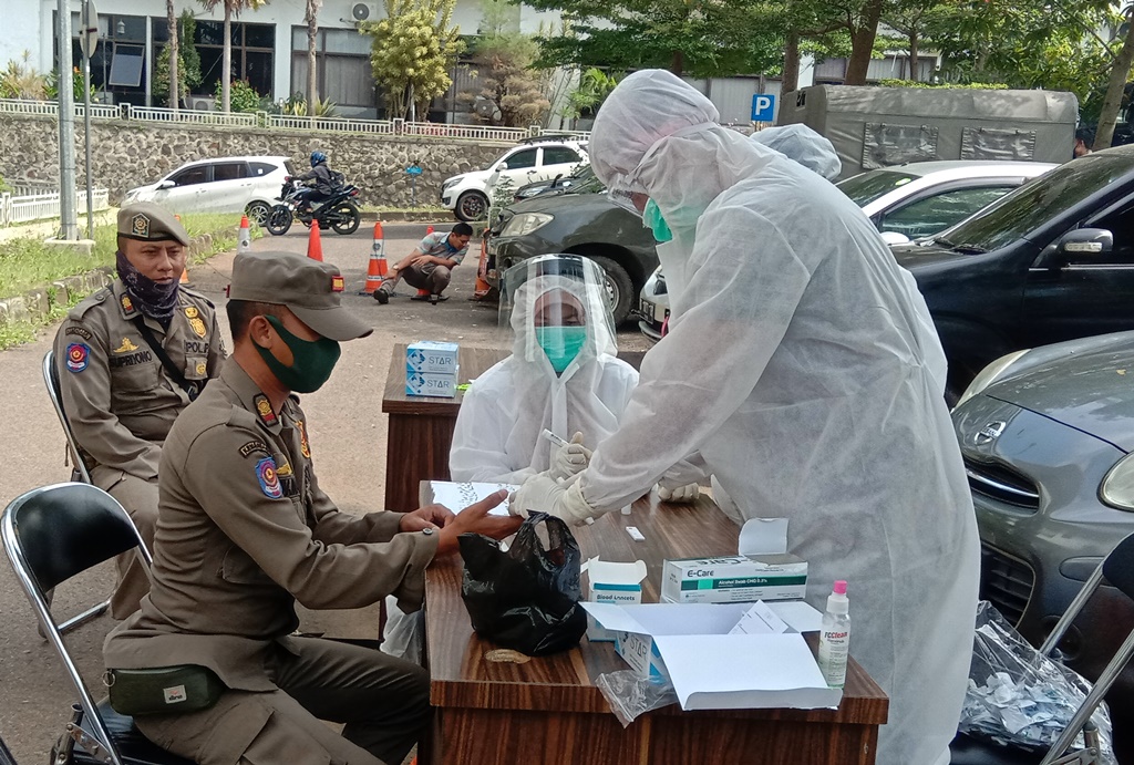 Dua orang angota Satpol PP KBB saat menjalani rapid test di halaman Gedung B Komplek Perkantoran Pemkab Bandung Barat, Ngamprah, KBB, Jawa Barat, Jumat (29/5/2020). (Foto: Heni Suhaeni/dara.co.id)