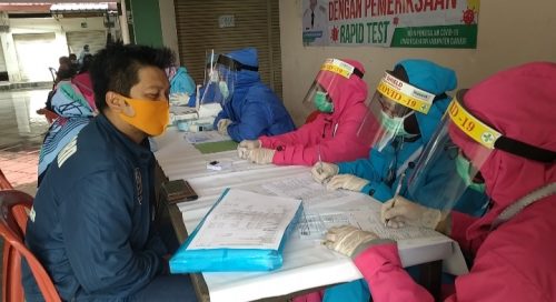 Sedikitnya 3.500 warga  Kabupaten Cianjur menjalani rapid tests, Senin (19/5/2020). (Foto : Purwanda/dara.co.id)