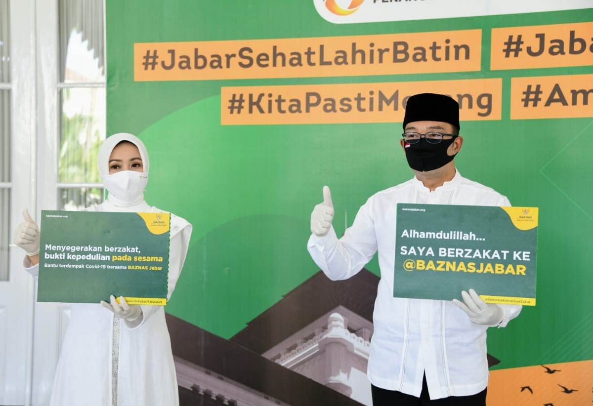 Gubernur Jawa Barat, Ridwan Kamil bersama istri Atalia Praratya usai membayar zakat melalui Badan Amil Zakat Nasional (Baznas) Provinsi Jabar, di Gedung Pakuan, Jalan Cicendo, Kota Bandung, Rabu (20/5/2020). (Foto: Humas Pemprov Jabar)