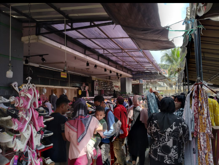 Pedagang pakaian di ITC Bandung diserbu pembeli (Foto: Asep Awaludin/dara.co.id)