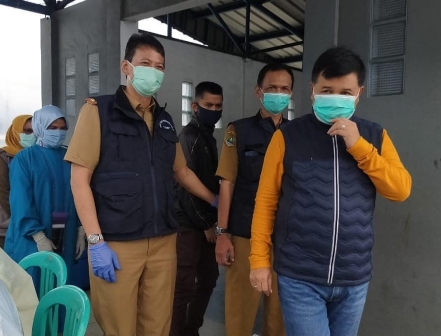  Bupati Bandung Barat H. Aa Umbara Sutisna, didampingi Kepala Dinas Kesehatan Hernawan, dan Kepala Disperindag Ricky Riyadi memantau rapid test untuk komunitas pedagang Pasar Panorama Lembang, Senin (11/5/2020). (Foto : heni suhaeni/dara.co.id)
