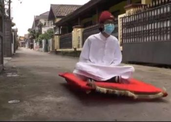 Fadli Maulana Ibrahim warga Cimahi berkendara ala Aladdin. Kamis (14/5/2020). (Foto iNews)