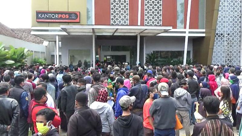 Ratusan warga sesaki pencairan BLT di Kantor Pos Jalan Cihampelas, Kota Bandung. Kamis (21/5/2020) (Foto: iNews)
