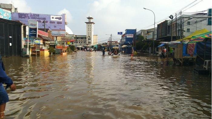 Jalan Raya Danyeuhkolot-Baendah, Kabupaten Bandung, Jawa Barat, tak bisa dilalui akibat terendam banjir. (Foto : dok), 