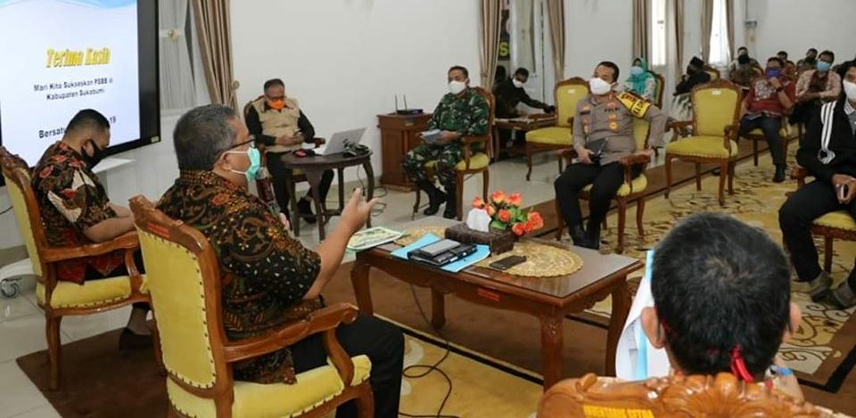 Bupat Marwan Hamami memimpin rapat pembahasan pelaksanaan pembatasan sosial berskala besar (PSBB), yang akan dilaksanakan serentak di Jawa Barat Rabu (6/05/2020) mendatang. (Foto : riri/dara.co.id)
