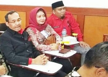 Ketua DPC PDI Perjuangan Kabupaten Bandung, Hardjoko, bersama bakal calon Bupati Bandung, hj. Yena Iskandar Ma'soem. (Foto : humas PDIP Jabar)